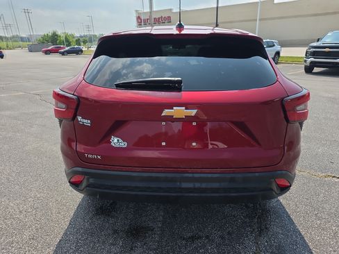 Used 2025 Chevrolet Trax LS w/ LS Convenience Package FWD image 5