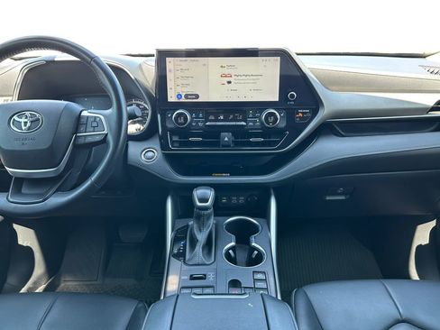 Used 2024 Toyota Highlander XLE image 12