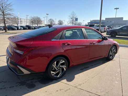Used 2025 Hyundai Elantra Limited image 5