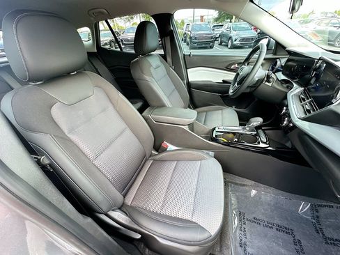 Used 2025 Chevrolet Trax LT w/ LT Convenience Package FWD image 26