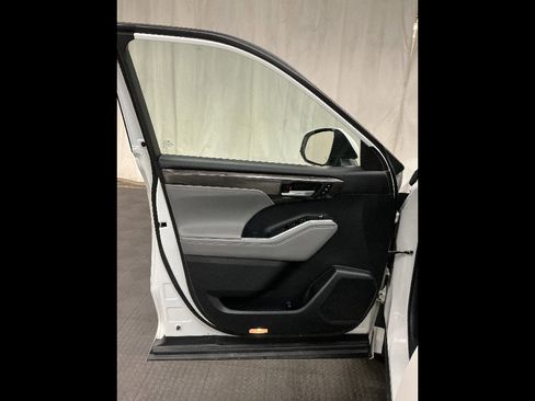 Used 2021 Toyota Highlander Limited image 16