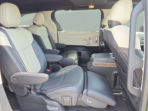 Certified 2025 Toyota Sienna Platinum AWD/4WD image 17