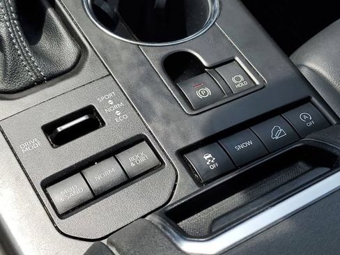 Used 2022 Toyota Highlander XLE AWD/4WD image 20
