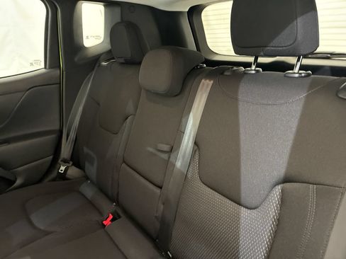 Used 2018 Jeep Renegade Altitude AWD/4WD image 9