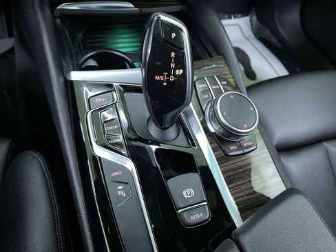 Used 2019 BMW 530e xDrive w/ Convenience Package image 25