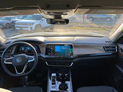 Used 2025 Volkswagen Atlas SE image 37