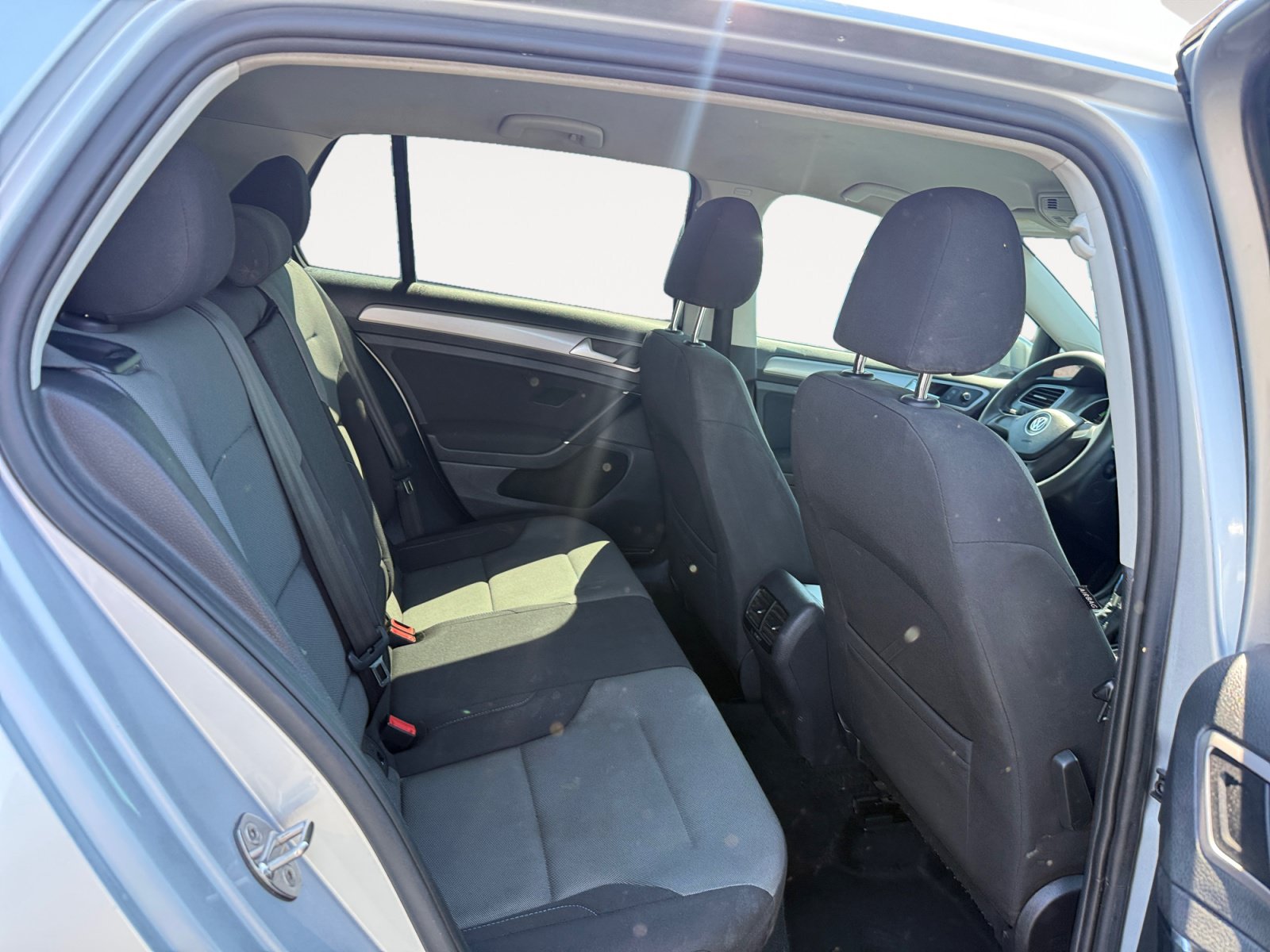 Used 2016 Volkswagen e-Golf SE w/ DC Fast Charging Package FWD image 18