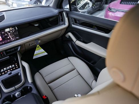 Certified 2026 Porsche Cayenne AWD/4WD image 33