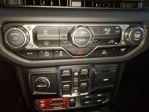 Used 2026 Jeep Gladiator Mojave AWD/4WD image 14
