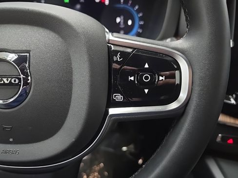 Used 2023 Volvo XC60 B5 Plus image 22