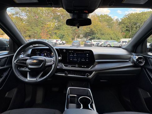 Used 2025 Chevrolet Equinox LT image 32