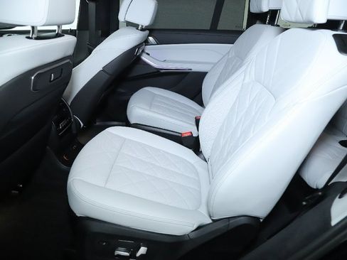 Certified 2025 BMW X7 xDrive40i w/ M Sport Package image 17