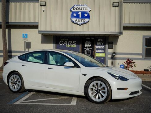 Used 2023 Tesla Model 3 Standard Range image 4