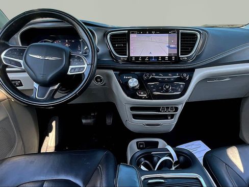 Used 2022 Chrysler Pacifica Touring-L w/ Uconnect Theater Family Group FWD image 7