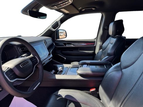 Used 2023 Jeep Wagoneer image 10