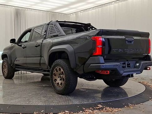 Used 2025 Toyota Tacoma Trailhunter image 9