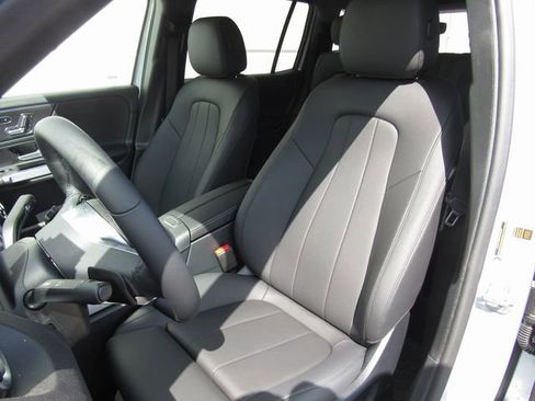 Used 2025 Mercedes-Benz GLB 250 4MATIC image 11