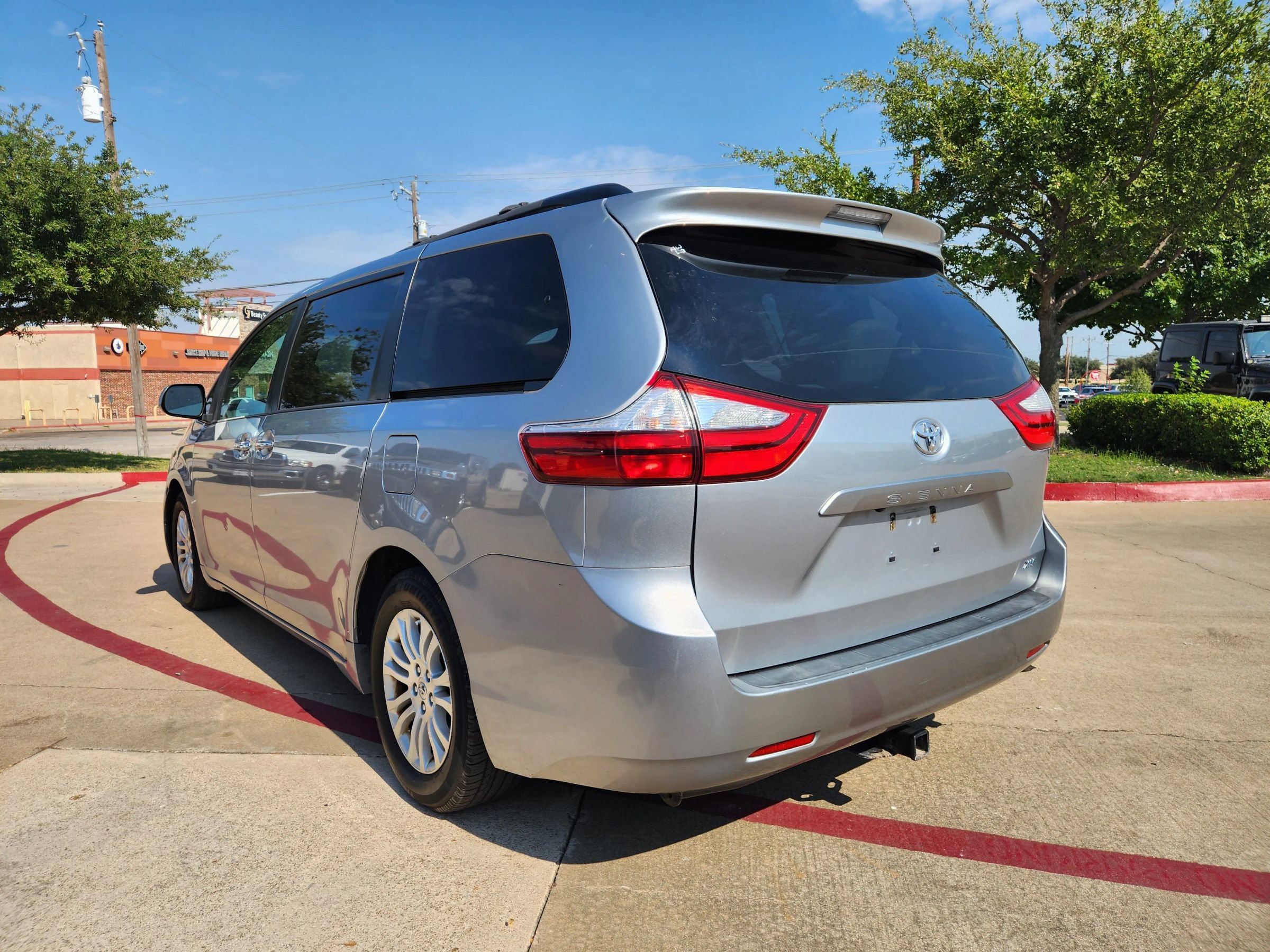 Used 2016 Toyota Sienna XLE FWD image 3