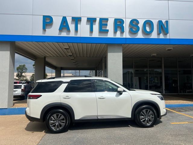 Used 2024 Nissan Pathfinder SV FWD image 1