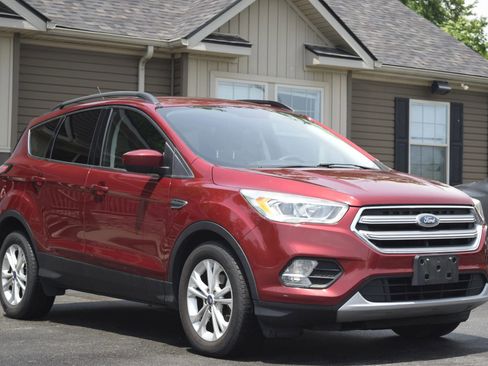 Used 2017 Ford Escape SE w/ Equipment Group 201A FWD image 4