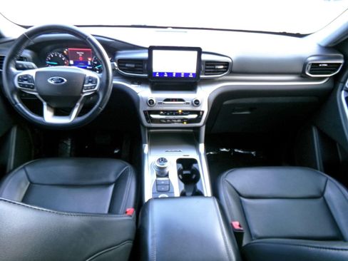Used 2022 Ford Explorer XLT w/ Equipment Group 202A AWD/4WD image 8