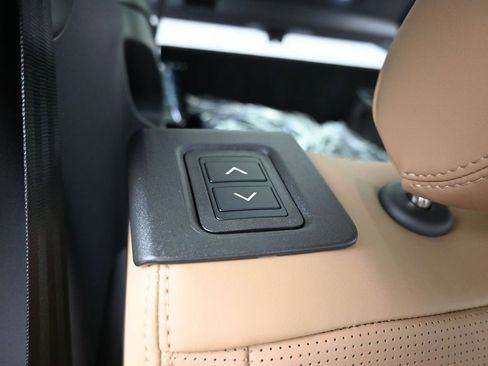 New 2025 Land Rover Discovery Metropolitan Edition AWD/4WD image 14