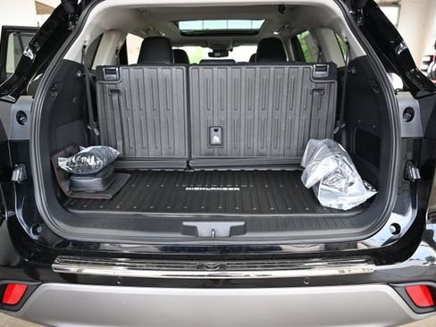 New 2026 Toyota Highlander Platinum AWD/4WD image 36