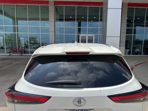 Used 2021 Toyota Highlander XLE FWD image 15