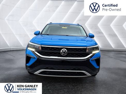 Used 2022 Volkswagen Taos SE w/ Panoramic Sunroof Package AWD/4WD image 2