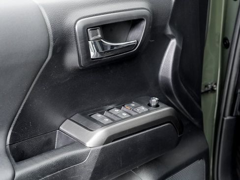 Used 2021 Toyota Tacoma TRD Sport image 5