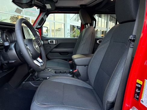 Used 2025 Jeep Wrangler Unlimited Sahara w/ Safety Group image 9