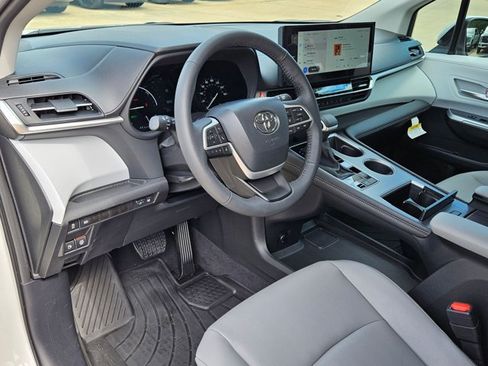 Used 2026 Toyota Sienna XLE FWD image 10