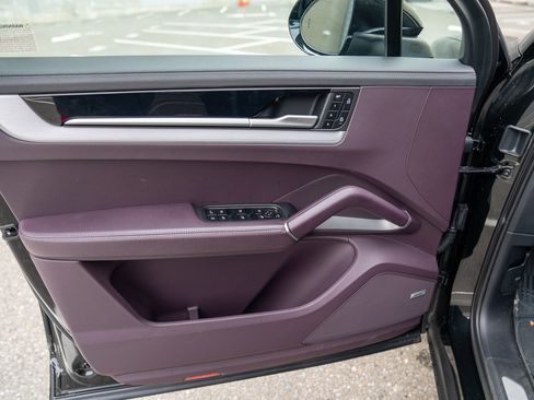 Used 2024 Porsche Cayenne E-Hybrid image 10