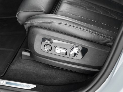 Used 2025 BMW X7 M60i AWD/4WD image 16