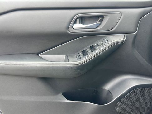 Used 2024 Nissan Rogue SV image 11