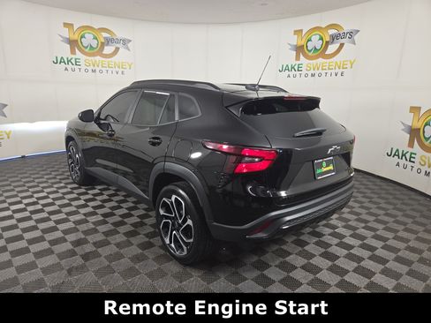 Certified 2025 Chevrolet Trax RS w/ Sunroof Package FWD image 6