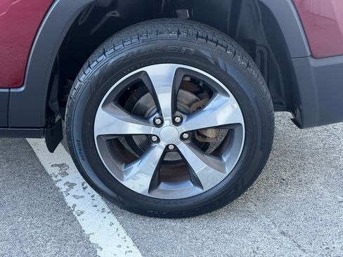 Used 2019 Jeep Cherokee Limited image 10