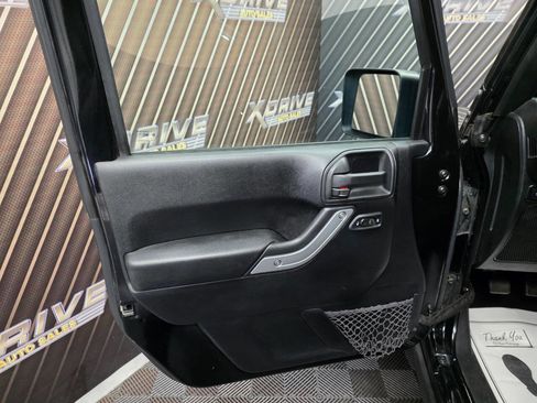 Used 2012 Jeep Wrangler Unlimited Rubicon w/ Dual Top Group image 17