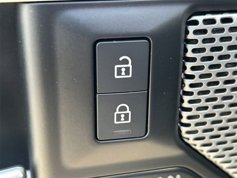 Used 2023 Land Rover Defender 130 X-Dynamic SE image 27