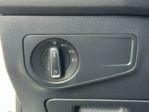 Used 2019 Volkswagen Tiguan SE image 23