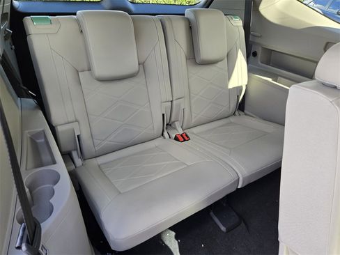 Certified 2025 Volkswagen Atlas SE w/ Black Wheel Package image 15