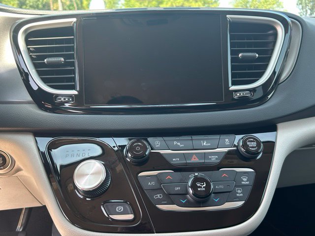 Used 2023 Chrysler Pacifica Touring-L FWD image 13
