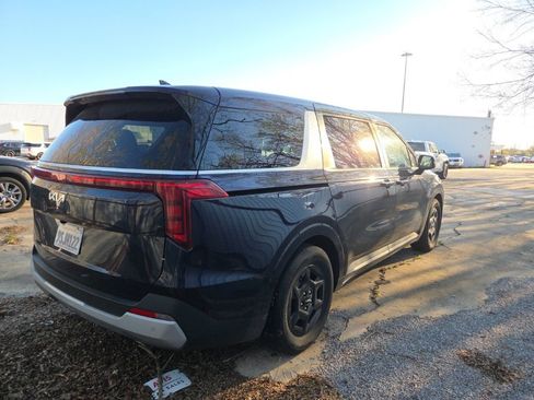 Used 2025 Kia Carnival LX image 11
