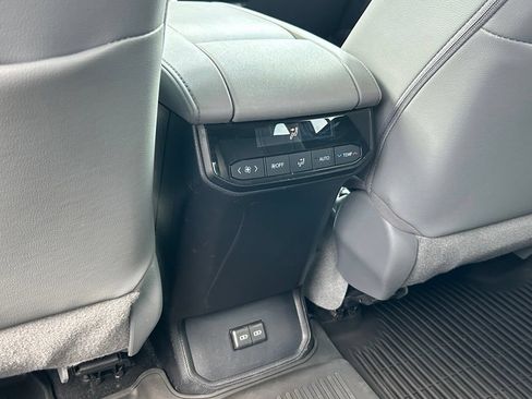 Used 2022 Toyota Highlander XLE AWD/4WD image 57