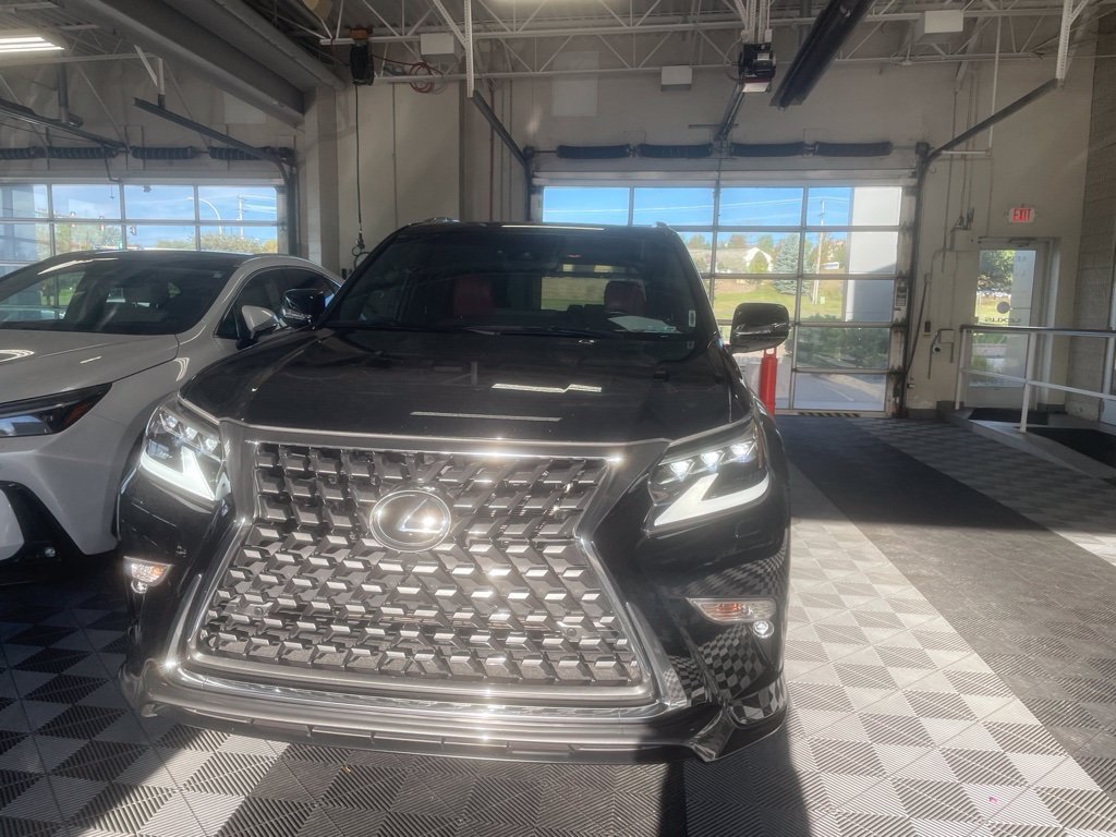 Used 2023 Lexus GX 460 Premium w/ Accessory Package AWD/4WD image 2