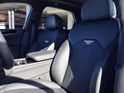 Certified 2022 Bentley Bentayga image 2