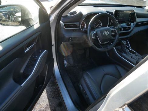 Certified 2022 Toyota Highlander XLE image 8