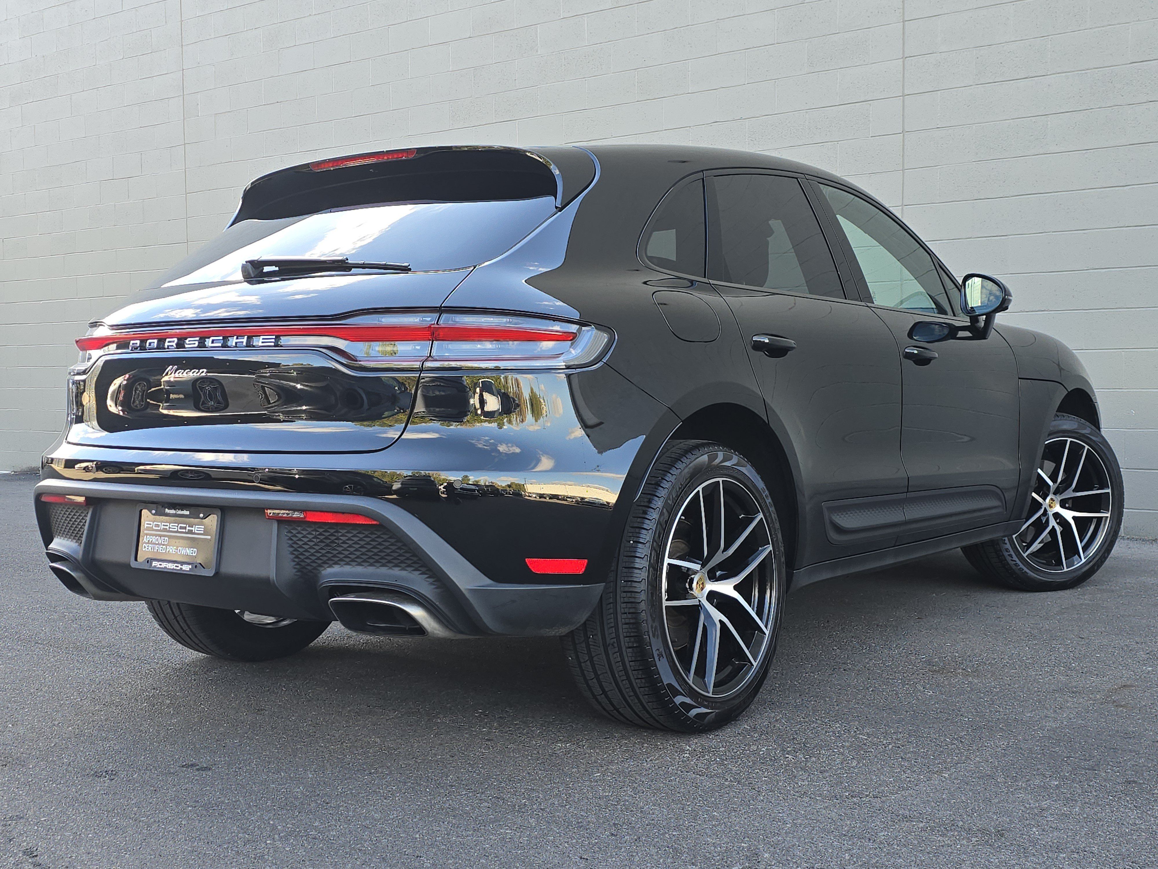 Certified 2025 Porsche Macan AWD/4WD image 9