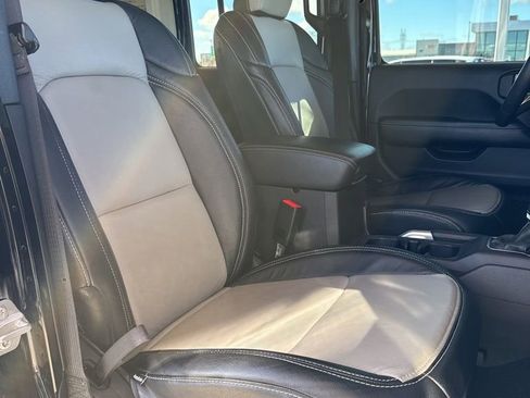 Used 2018 Jeep Wrangler Unlimited Sahara image 29