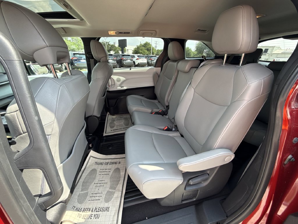 Certified 2025 Toyota Sienna XLE FWD image 25